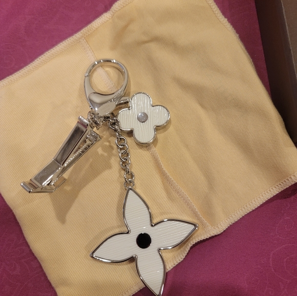 Bijoux Sac Fleur de Charm White Metallic M65085 #f02743 - Picture 5 of 9